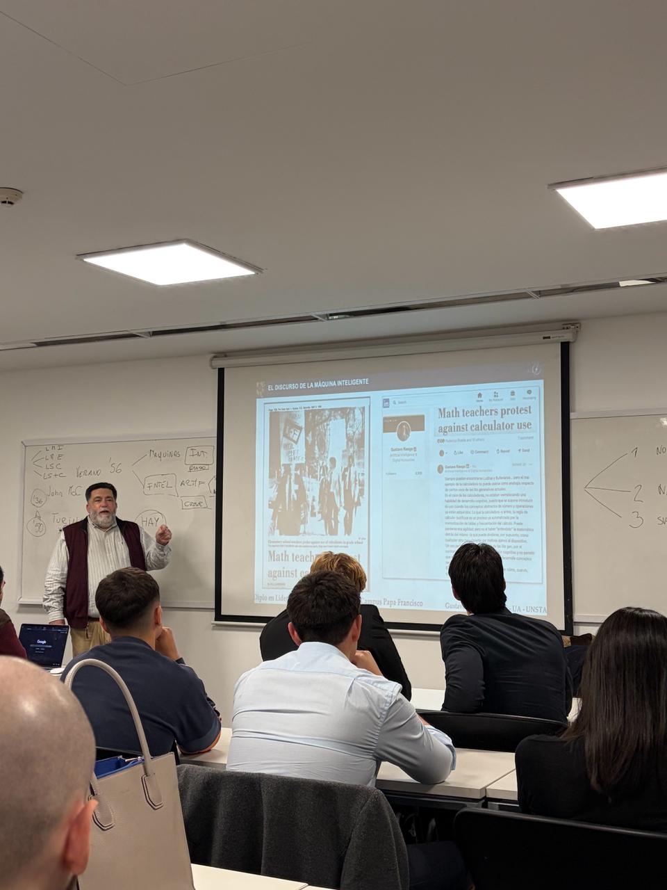 Gustavo Riesgo expone sobre el discurso de la máquina inteligente ante estudiantes