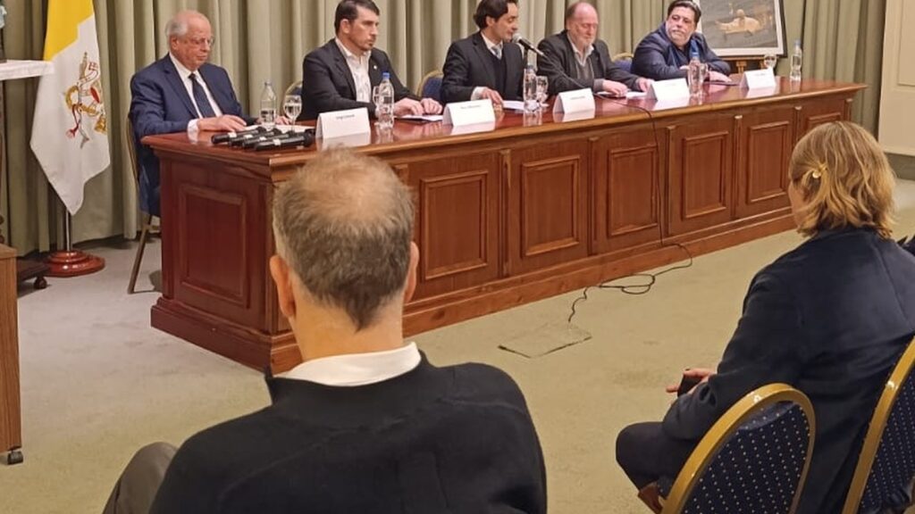 Panel del Encuentro Argentina sobre inteligencia artificial, educación y trabajo en la Conferencia Episcopal Argentina
