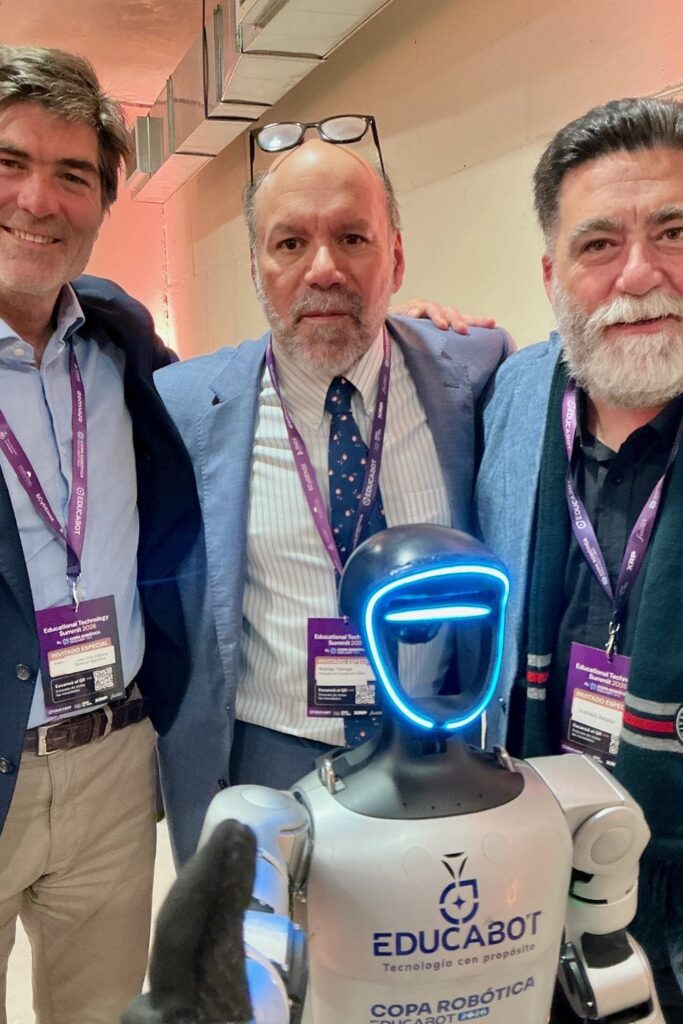Gustavo Riesgo junto a Juan Cruz Cabrera y Rodrigo Fábrega con el robot humanoide del Educational Technology Summit 2026, en Neuquén